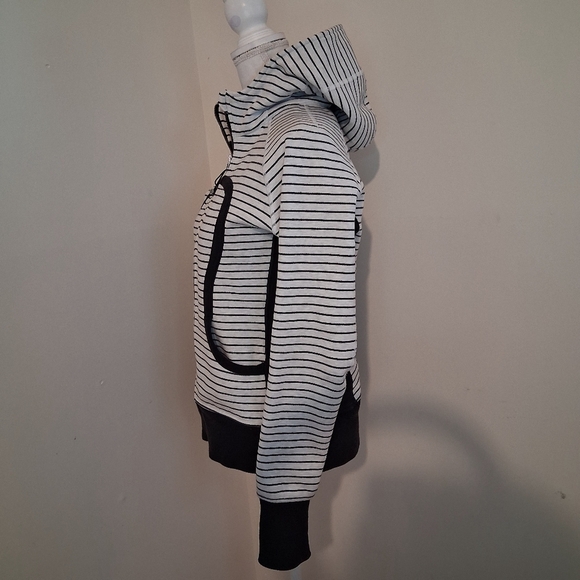 Lululemon Black and White Scuba Jacket Size 8 - Picture 3 of 11